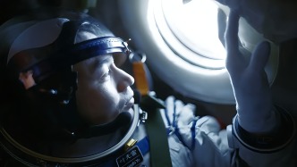 我把8K摄影机留在太空，只为让你看到400公里外的地球 | 对话《窗外是蓝星》导演朱翌冉