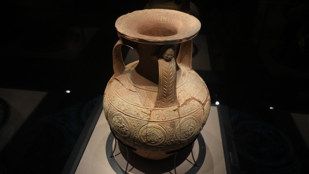 三耳壓花陶罐：國家一級文物，也是喀什博物館的鎮(zhèn)館之寶