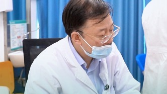 為了孩子的多并趾恢復(fù)得更好，父母自學(xué)研究綁繃帶的手法