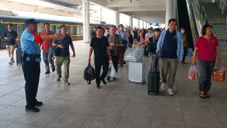臺(tái)風(fēng)“塔巴”來(lái)襲 湛江鐵警緊急疏導(dǎo)滯留旅客