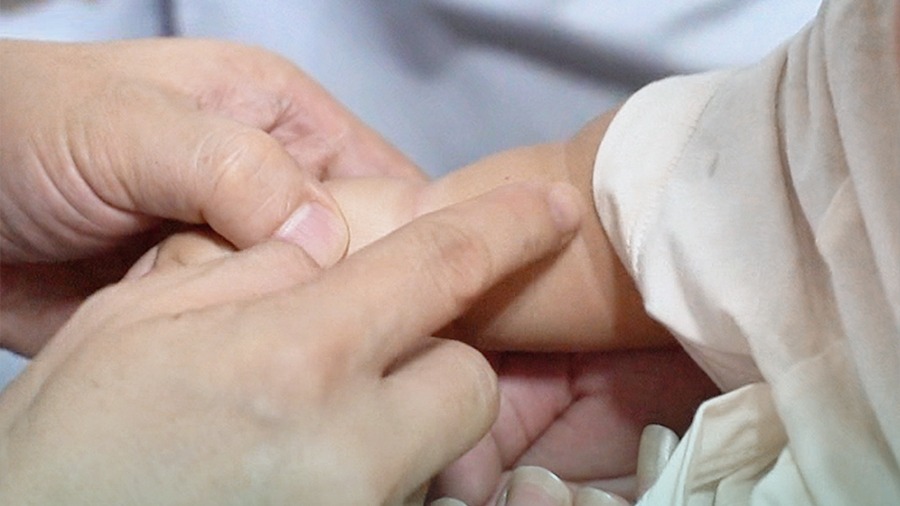 一家人特地從信陽趕來，為了確認(rèn)寶寶是不是束帶