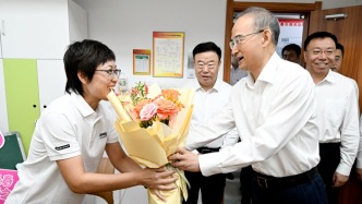 黃強到長春市樹勛小學調(diào)研并看望慰問一線教師