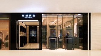 拿捏中產(chǎn)貴婦，老鋪黃金比奢侈品還猛