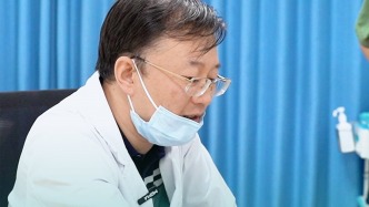 多指术后功能锻炼很重要，要引导小宝用正确的姿势