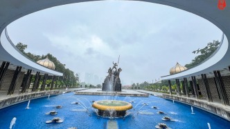 冒雨打卡馬來西亞國家紀念碑，不愧是世界上最大的單體雕塑之一