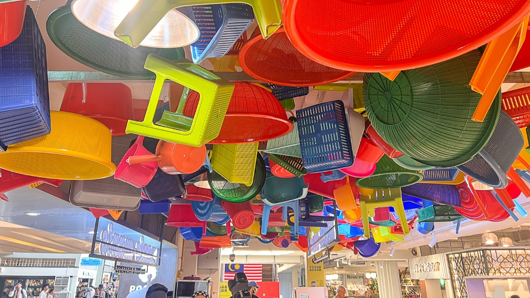 马来西亚奇观:屋顶挂满锅碗瓢盆与凳子,这有什么特别意义吗?