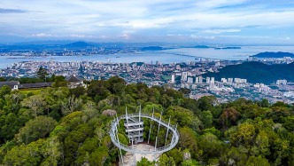 升旗山，無痛爬山的馬來西亞避暑勝地，山頂可俯瞰檳城全景與海景