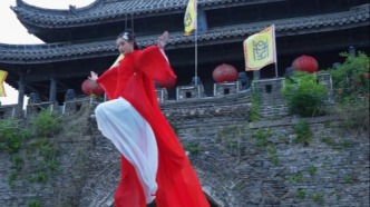 安徽壽縣古城“吊威亞”，世界旅游小姐上演俠女飛天