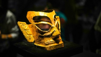 三星堆黃金面罩：雙眼鏤空、鼻部凸起，反映古蜀人獨(dú)特的黃金崇拜