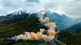 始祖鸟“玩火”，殃及安踏