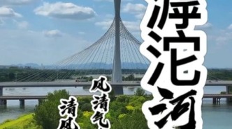 古城依山傍水，沱江穿城而過