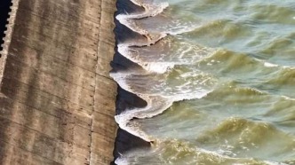 受台风桦加沙影响，钱塘江出现大面积神龙摆尾、龙眼潮奇观，难得一见 