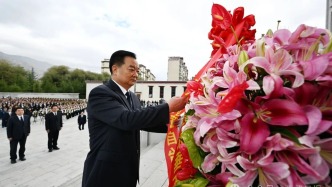 自治區(qū)舉行烈士紀念日向烈士敬獻花籃儀式 王君正嘎瑪澤登劉江等出席
