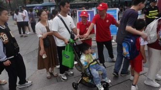 重慶動(dòng)物園國慶節(jié)假期首日迎來游客高峰，勞模志愿者現(xiàn)場疏導(dǎo)分流