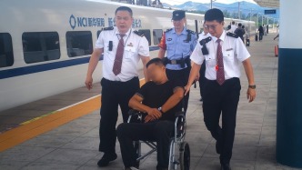 國(guó)慶中秋旅途暖！佛山鐵警緊急救助，守護(hù)旅客平安出行