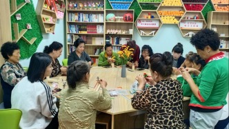 興建辦沿河社區(qū)婦聯(lián)依托“家門口”零工工作室開展“指尖巧藝，悅享時光”手工編織活動