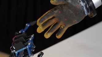 為了讓機器人知道疼！科學家發(fā)明了帶“神經(jīng)”的人造肉