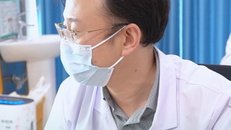 宝宝波兰并指是什么原因，妈妈很自责当场落泪