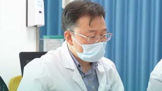 小宝的并指已做过2次手术，妈妈遗憾没能一次性做完