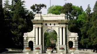 庫克再度訪華、向清華捐贈，蘋果AI能落地中國嗎？