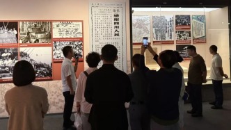 僑心向史共憶榮光，成都僑界代表觀摩紀(jì)念抗戰(zhàn)勝利80周年專題展