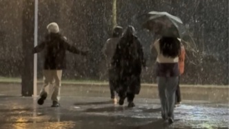 蘭州大學初雪如約而至。南方同學：見到了人生中的第一場雪。