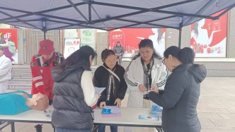 濟(jì)南市萊蕪區(qū)鵬泉街道大故事社區(qū)“愛心集市”暖心開市，為居民送上“家門口的溫暖服務(wù)”