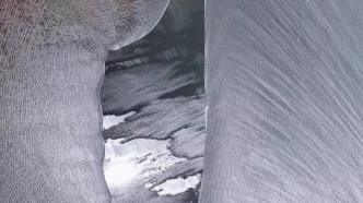 潮線交織，水袖翻飛， 錢塘江的交叉潮，是少女踮腳尖跳的圓舞曲，銀綢般的水浪在陽光下寫滿詩行