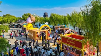 大明湖承包你的游園歡樂！  “歡樂斗地主”真人版游戲場景空降濟南