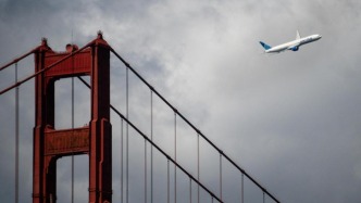 美聯(lián)航客機(jī)巡航途中風(fēng)擋破裂 或因撞上氣象氣球