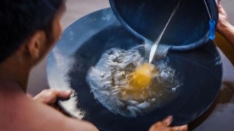 舊手機(jī)里“煉”黃金？科學(xué)家用泳池消毒粉搞定了！