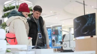 聚焦 AI 創(chuàng)新生態(tài)！國(guó)際攝制組探訪北京 “模數(shù)世界”