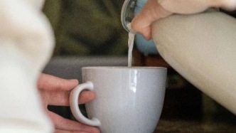 拼命互相傷害的一生，“乳業(yè)雙雄”到底有多難？