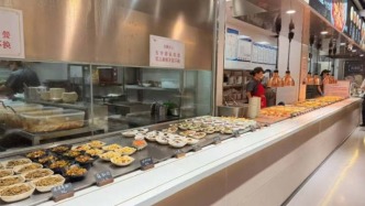 靠海鮮自助月入百萬？網(wǎng)吧、KTV、劇場擠滿干飯的年輕人