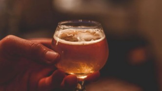 2.97億控股鮮啤福鹿家：蜜雪冰城的“啤酒野望”與茶飲戰(zhàn)場(chǎng)突圍