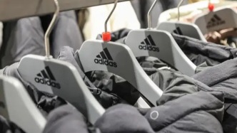 买阿迪达斯羽绒服的人，被上了一课