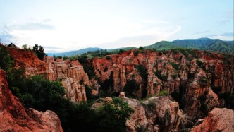 一步一景！当蓝天白云撞进元谋土林