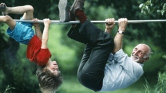 帕金森患者手抖穿衣，衣物選寬松款型，拉鏈替換紐扣，坐姿穿衣省力氣