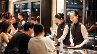 金价大跌，老铺黄金还敢涨