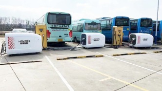 江蘇揚(yáng)州：隨叫隨到，自動(dòng)充電！充電機(jī)器人即將“上崗”