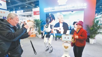 北京亦莊十余種智慧康養(yǎng)機器人亮相老博會