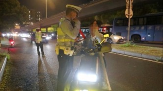 北京“電子警察”開始抓拍騎電動車違章了！越線停車、沒戴頭盔也會被拍