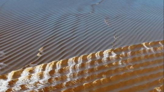 航拍錢塘江大潮,江面上“波紋潮”奇觀