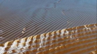 航拍錢塘江大潮，江面上“波紋潮”奇觀