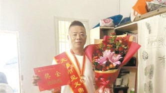 暖心！危急時(shí)刻，他從橋上飛身跳河救人