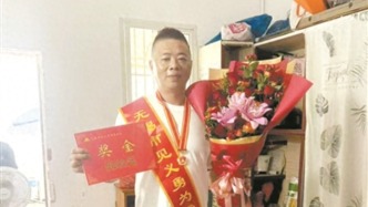 暖心！危急時(shí)刻，他從橋上飛身跳河救人