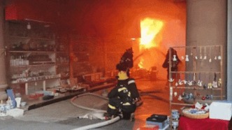 店主超50%燒傷+2間店鋪燒毀！一道木墻板讓損失翻倍，這些細節讓人后背發涼