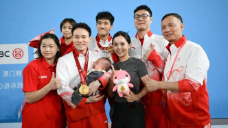 廣東跳水續(xù)寫 “八連冠”傳奇！謝思埸、陳艾森感恩隊友一路相伴，全紅嬋化身攝影師為謝思埸和妻兒拍照