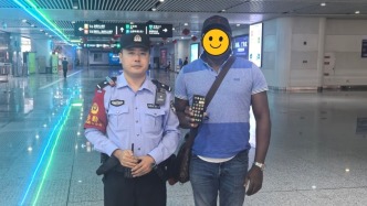 暖心守護不缺位！佛山鐵警接連為外籍旅客找回遺失財物