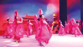 濱海縣老年大學夕陽紅藝術團：夕陽霞光艷 ?銀年春色濃